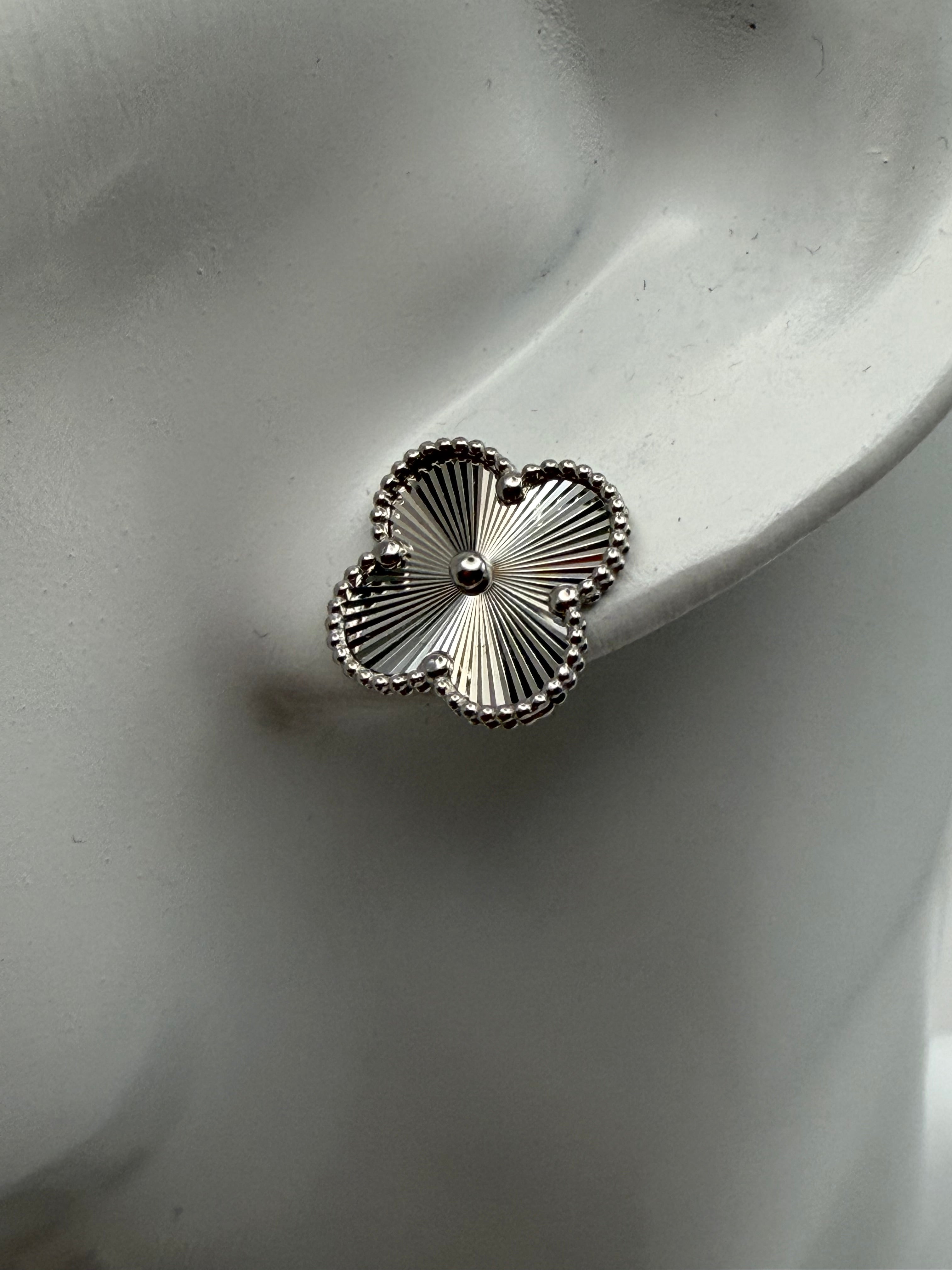 Clover White Gold Earrings -15mm