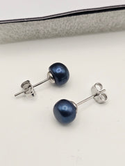 6 Days Pearl Stud Earrings
