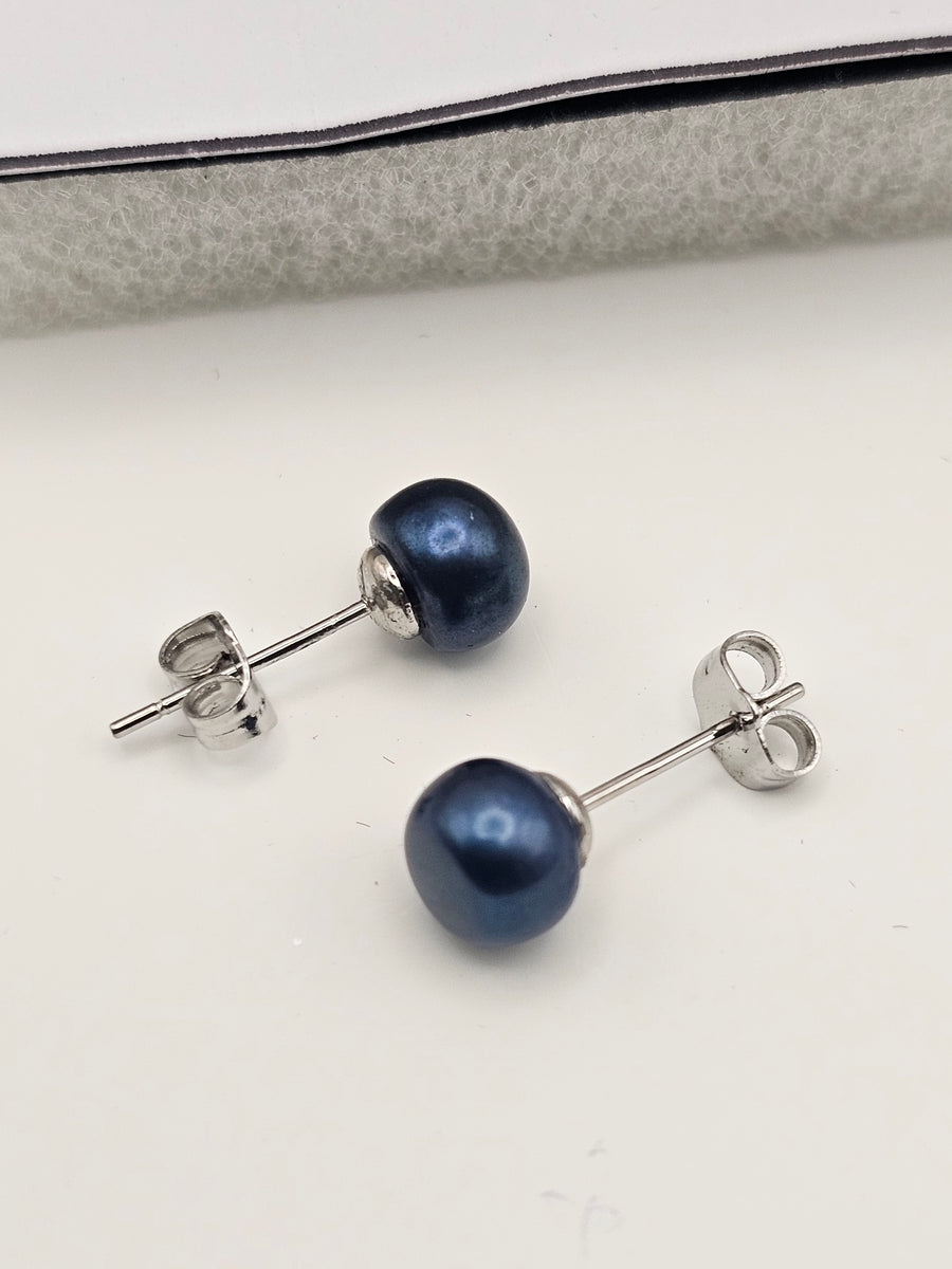 6 Days Pearl Stud Earrings