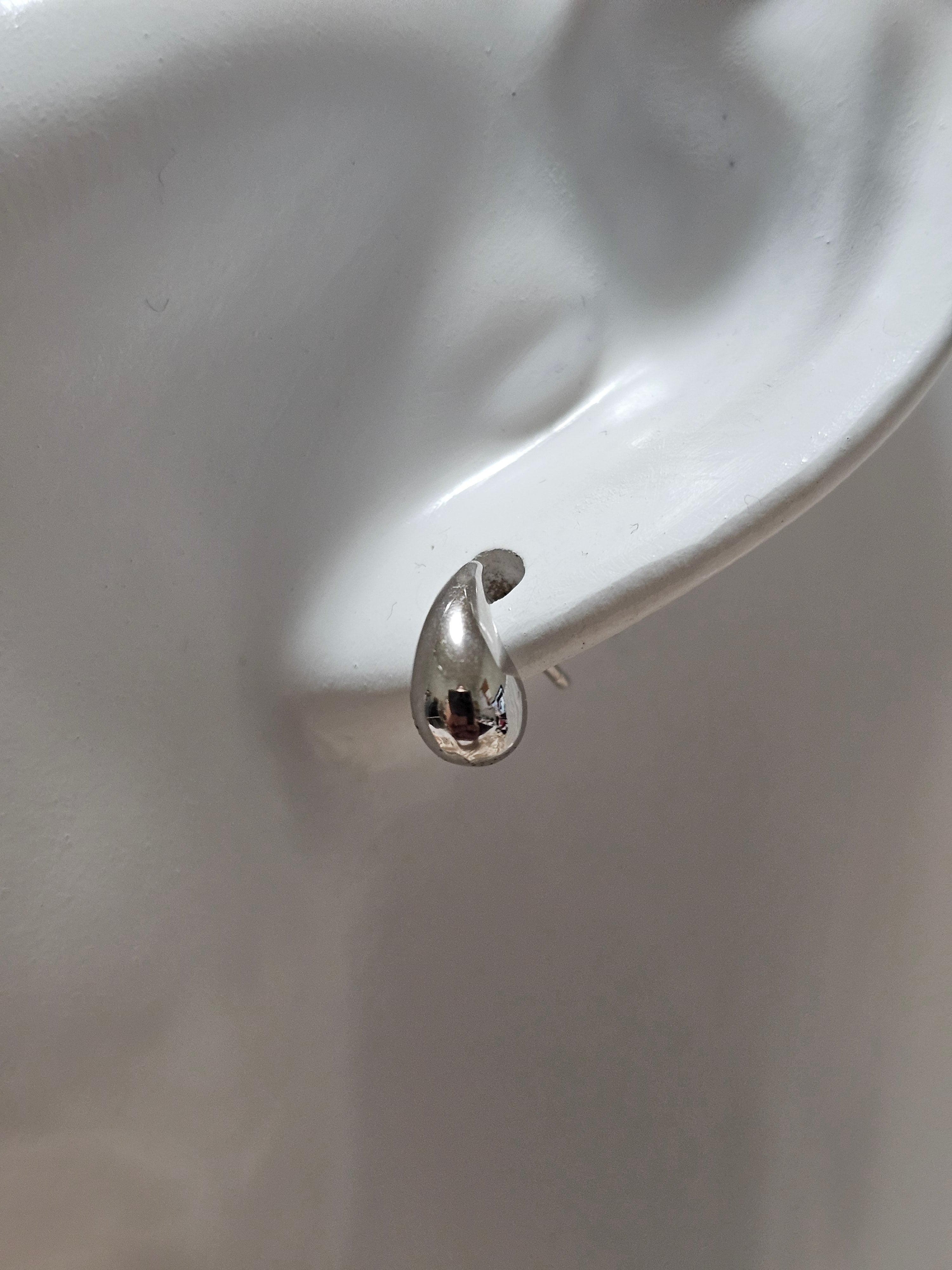 WHITEGOLD MINI TEARDROP EARRINGS