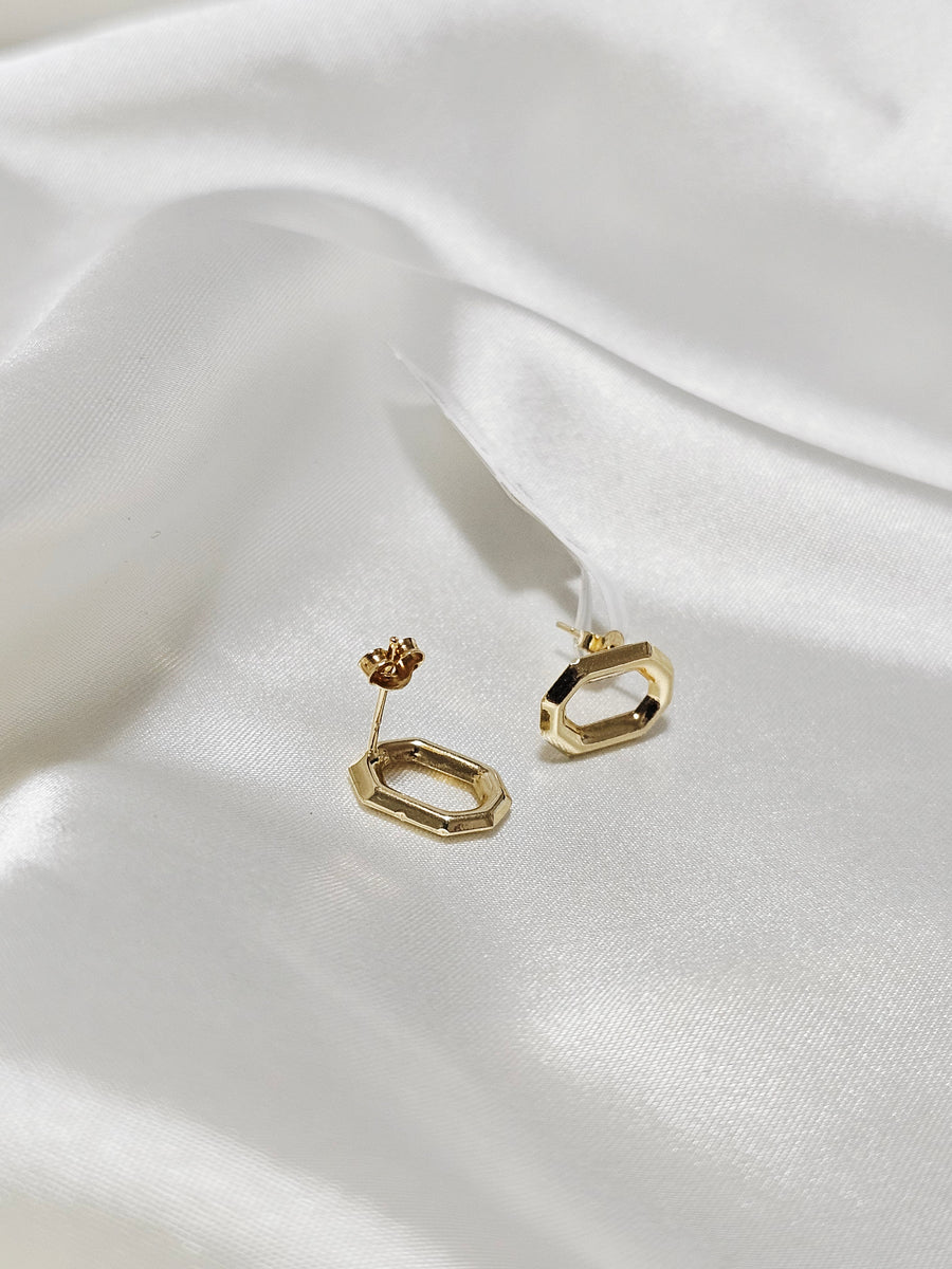 STUD EARRING